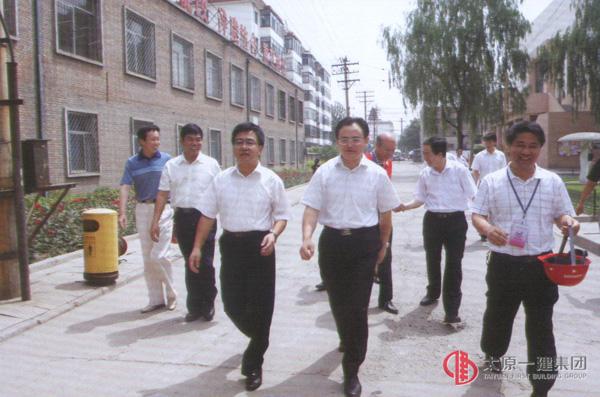 市委常委、常務(wù)副市長李俊民視察施工現(xiàn)場