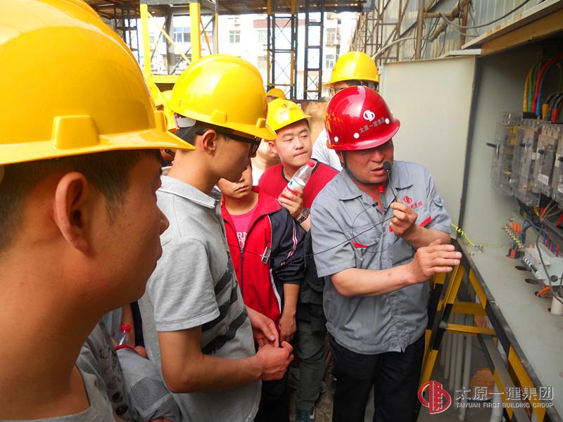 集團(tuán)公司電工冠名培訓(xùn)班學(xué)員參加現(xiàn)場(chǎng)實(shí)訓(xùn)