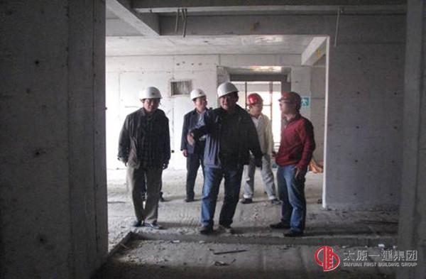 集團(tuán)公司督查組對(duì)太原選煤廠綜合樓項(xiàng)目部進(jìn)行現(xiàn)場(chǎng)調(diào)研