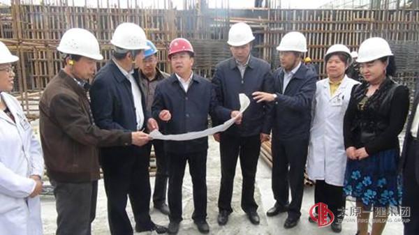 集團(tuán)公司總經(jīng)理王貴聰對山醫(yī)大二院項目施工進(jìn)行現(xiàn)場調(diào)研