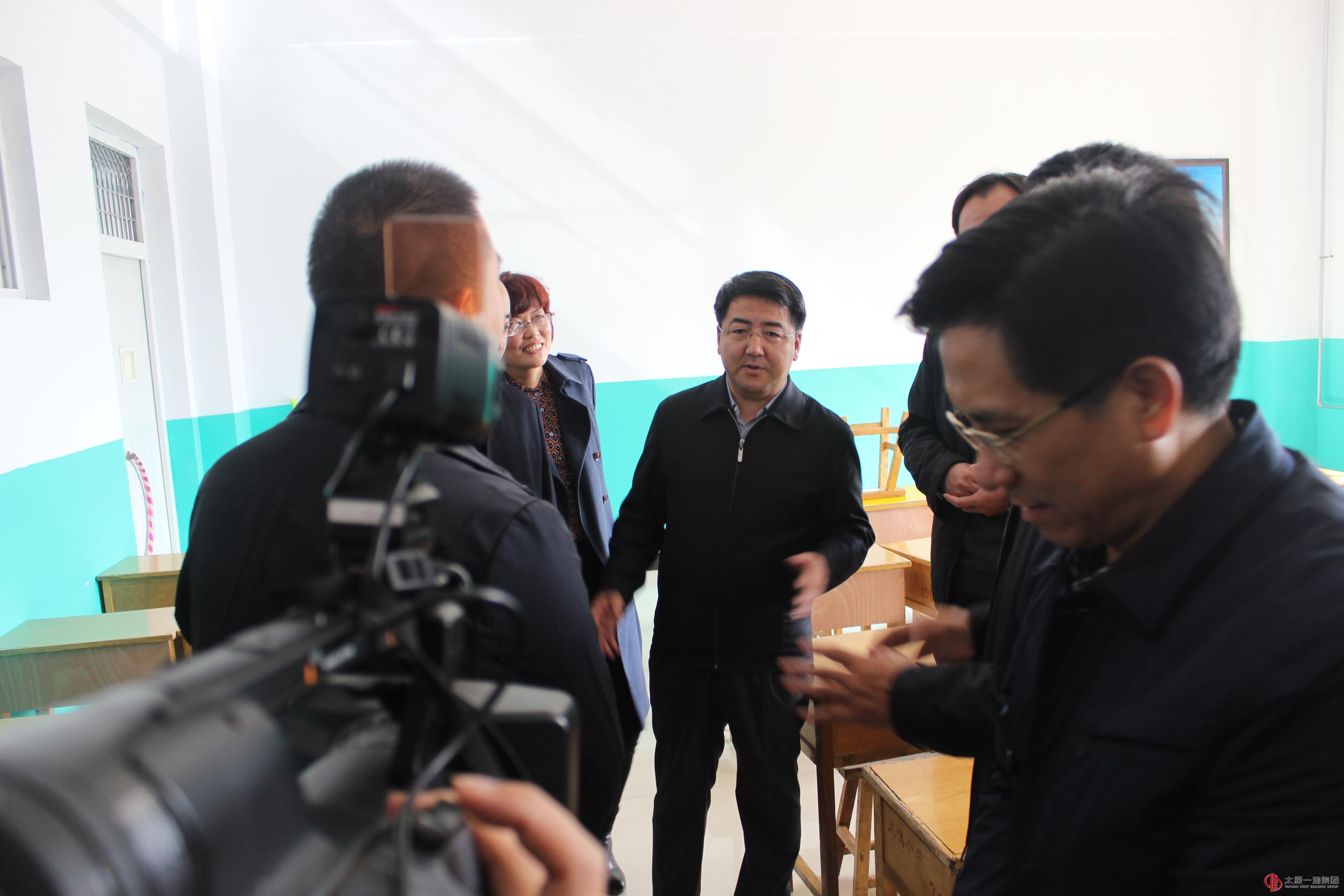 西山分公司晉城市望川樓小學(xué)教學(xué)樓受晉城市城區(qū)領(lǐng)導(dǎo)參觀