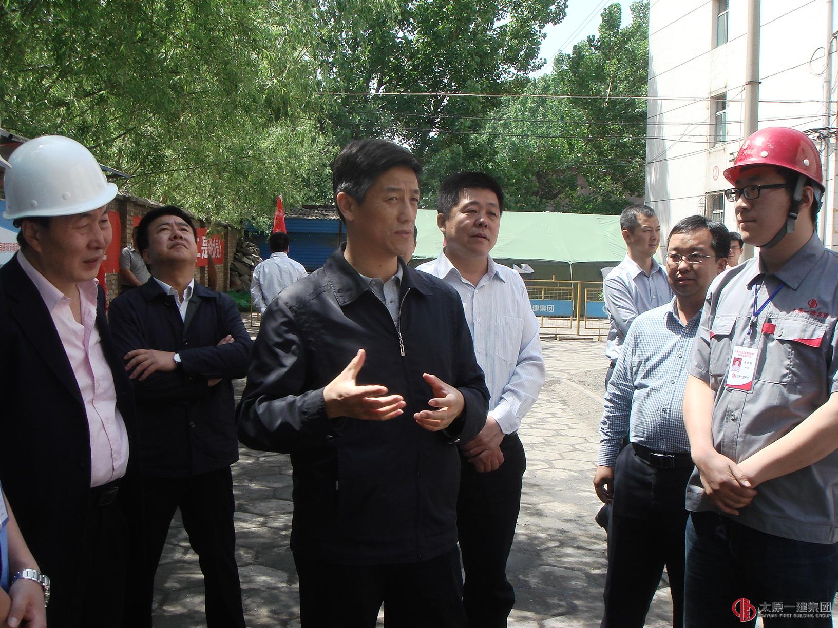 住建委領(lǐng)導(dǎo)蒞臨直屬分公司既有居住建筑節(jié)能改造試點(diǎn)工程視察督導(dǎo)