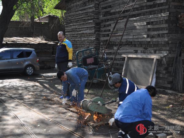 太原一建集團勁松路辦公樓安裝防護欄