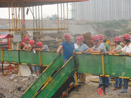 集團(tuán)公司技術(shù)委員會對三千渡住宅北區(qū)4#樓工程項目進(jìn)行施工組織設(shè)計評審論證