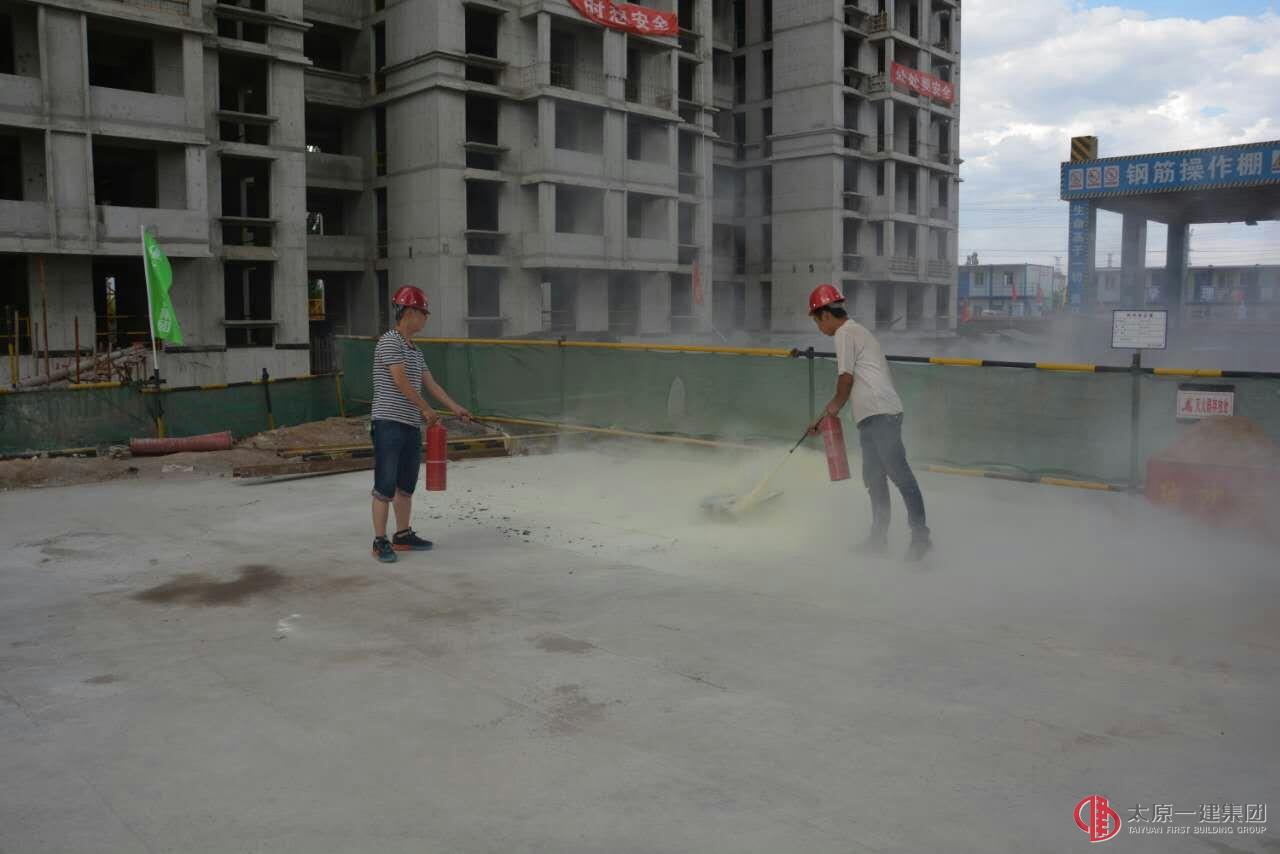 六分公司安全月期間在晉中城區(qū)公共租賃住房三標(biāo)段項(xiàng)目部進(jìn)行防高空墜落及消防應(yīng)急演練