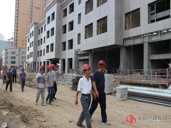 集團(tuán)公司總工路志旭帶隊(duì)檢查組對我三分公司承建的呂梁市方山縣大武鎮(zhèn)城市棚戶區(qū)改造永安苑項(xiàng)目進(jìn)行檢查指導(dǎo)