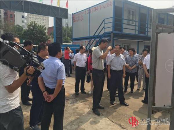 省政協(xié)副主席朱先奇等政協(xié)委員蒞臨太原一建集團(tuán)三分公司承建的太原市龍?zhí)豆珗@南門地下停車場(chǎng)項(xiàng)目工地視察指導(dǎo)