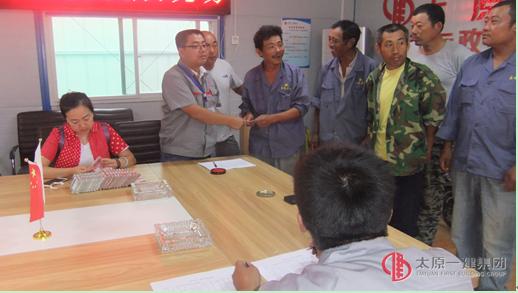 十三分公司省委黨校項(xiàng)目部為農(nóng)民工兄弟現(xiàn)場(chǎng)發(fā)放工資