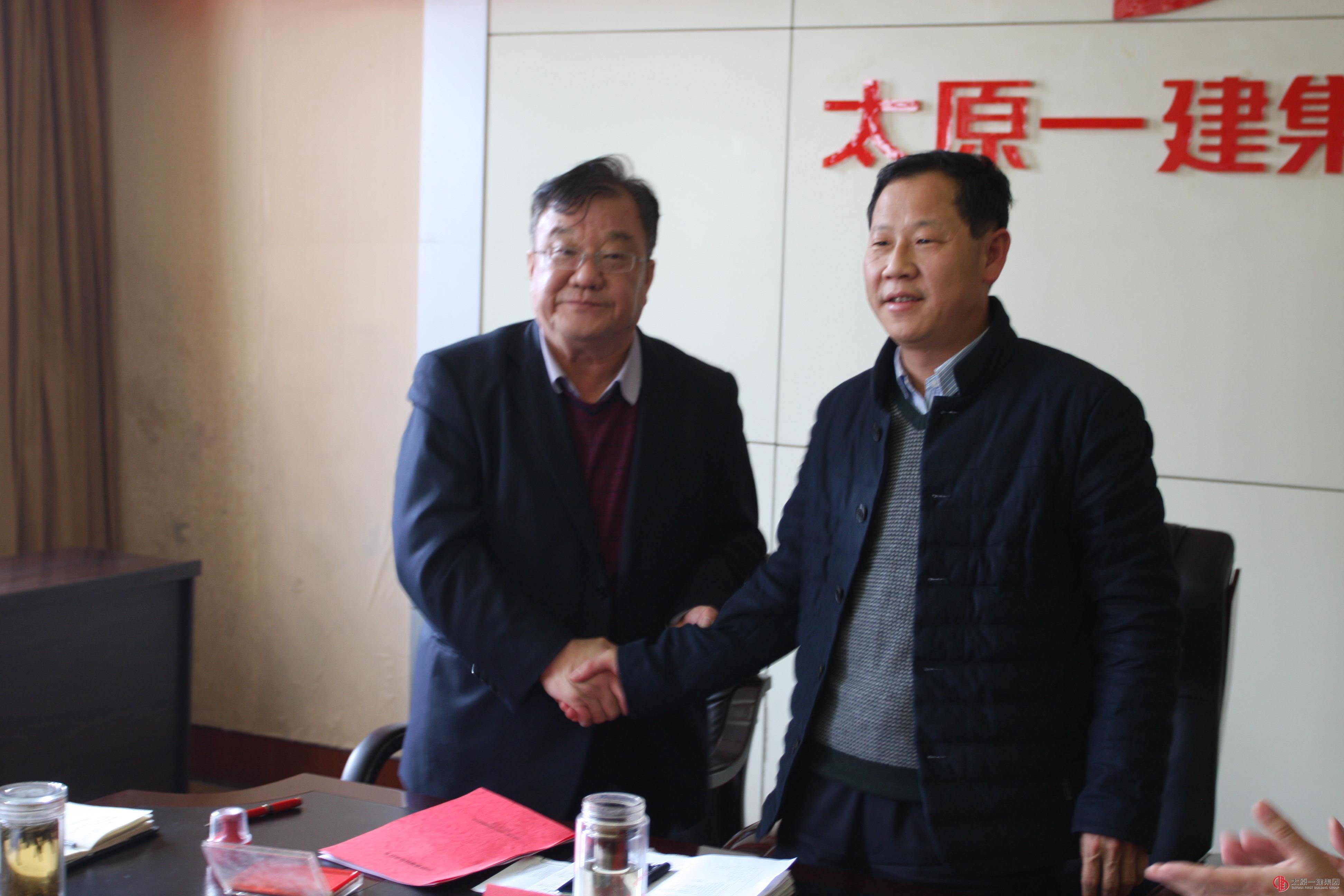 公司舉行授權(quán)經(jīng)營(yíng)經(jīng)濟(jì)管理目標(biāo)責(zé)任書(shū)簽字儀式