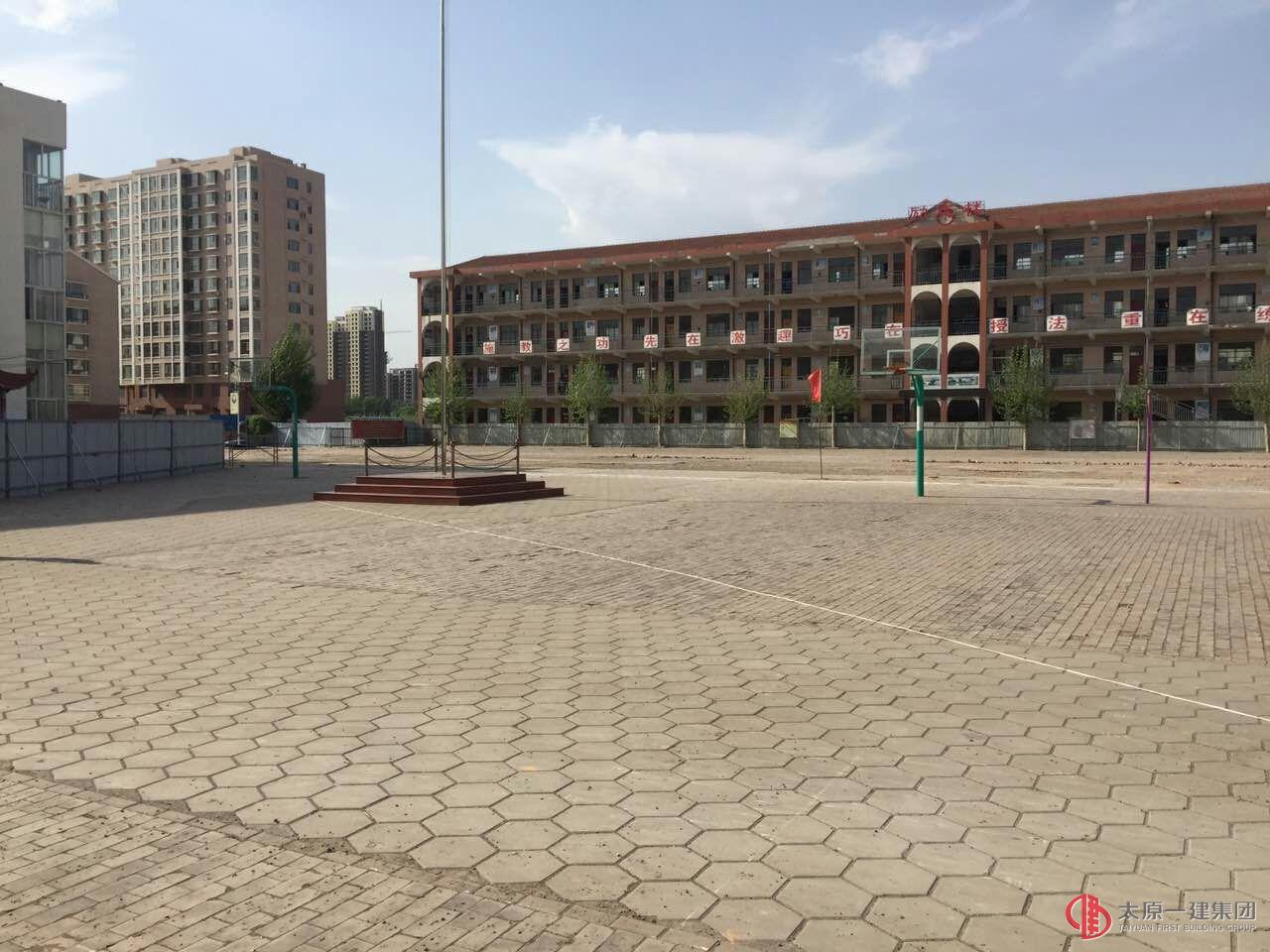 集團公司領(lǐng)導(dǎo)蒞臨直屬三分公司承建的屯留縣第二中學(xué)校新建教學(xué)樓項目工地視察指導(dǎo)工作