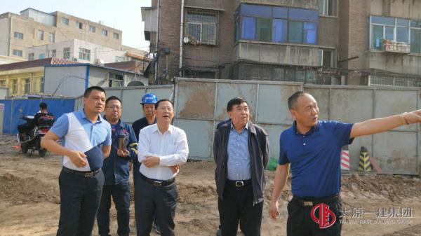 集團(tuán)公司總經(jīng)理李世雄、總經(jīng)理助理陳斌 到礦棉廠花園西街棚戶區(qū)改造項目進(jìn)行調(diào)研